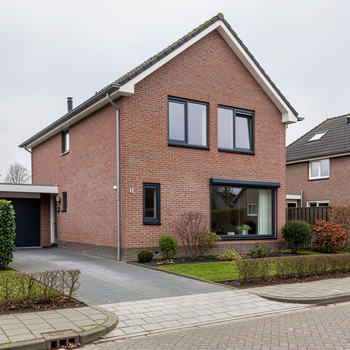 vrijstaande jaren-90 woning in Fijnaart met antraciet kunststof kozijnen en aanbouw